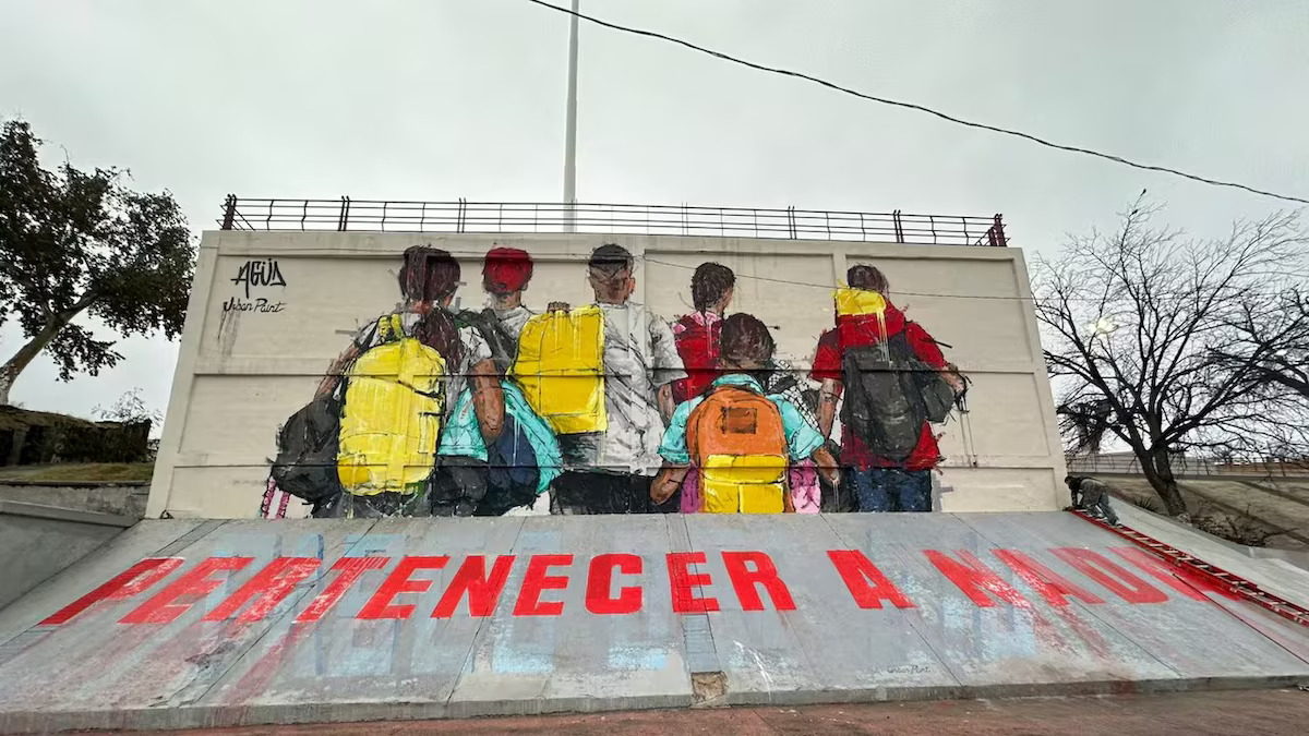 Artista colombiano pinta mural en la frontera de EU en defensa de los migrantes