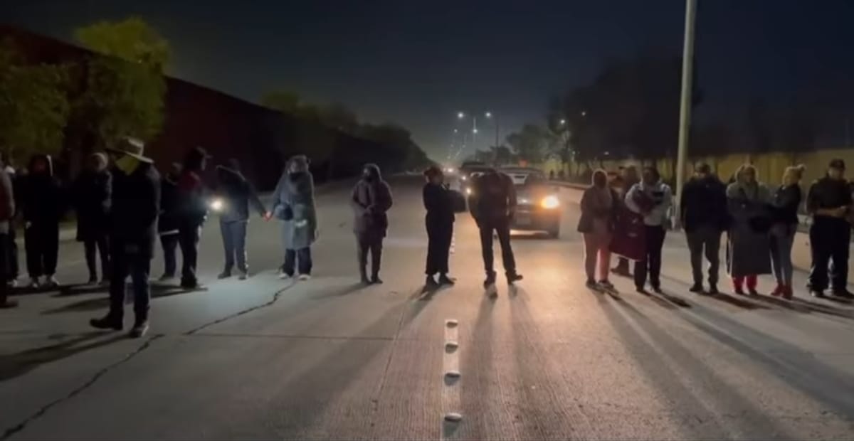 Bloqueo en Carretera al Aeropuerto de Tijuana por parte de Residentes del Poblado Maclovio Rojas piden audiencia con la Presidenta de México.