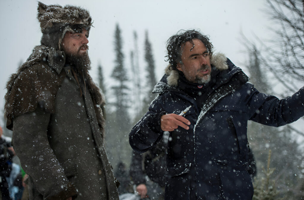Alejandro González Iñárritu dirigiendo a Leonardo DiCaprio en una escena nevada del rodaje de la película El Renacido. Foto: 20th Century Fox.
