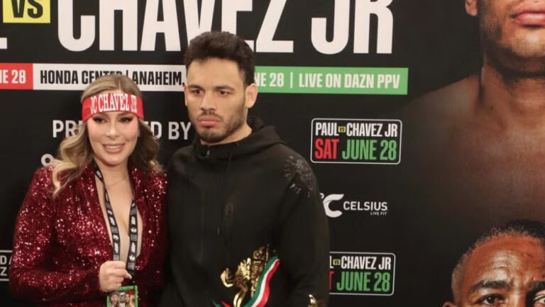 Julio César Chávez Jr. y Frida Muñoz posan juntos en un evento público