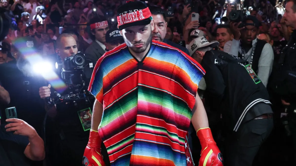 Julio César Chávez Jr. entra al ring con sarape y guantes rojos, rodeado de cámaras y prensa (Crédito: Instagram)