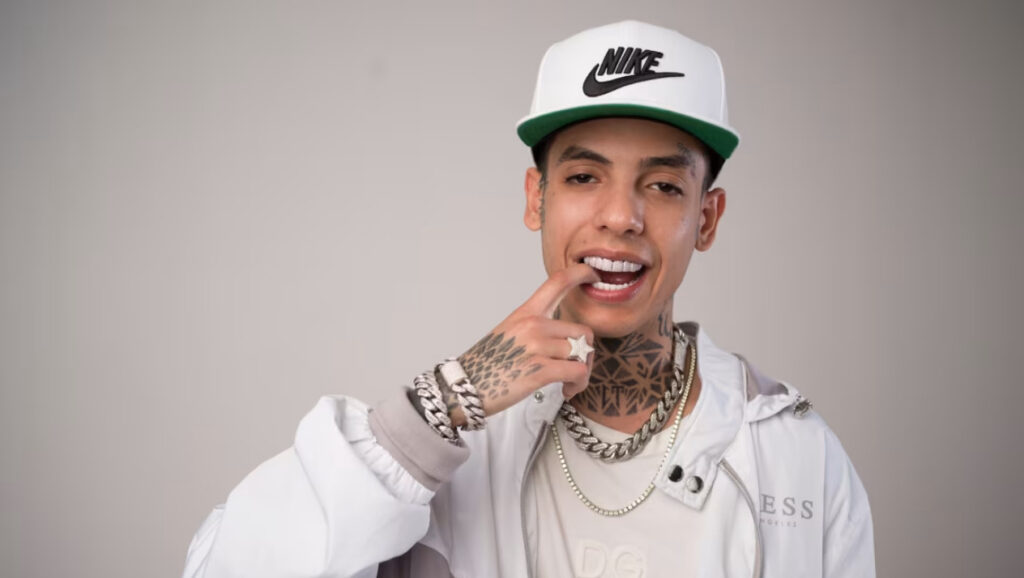 Natanael Cano con gorra y cadenas, en un retrato para nota sobre la cancelación de su visa. Fotografía: Warner Music / Racho Humilde.