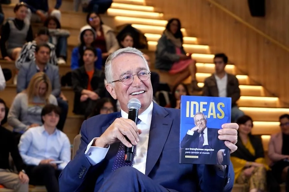 Ricardo Salinas Pliego dando una conferencia, captado mientras habla ante un micrófono durante un foro empresarial. Imagen: Grupo Salinas.