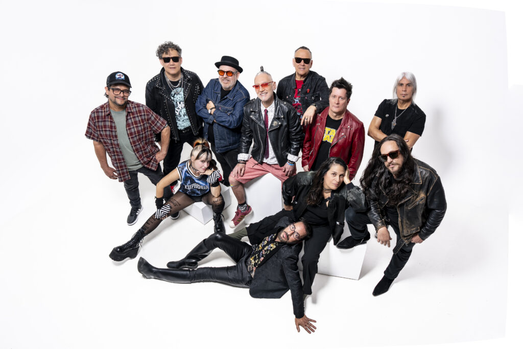 Sabo Romo de Rock en tu Idioma junto a músicos invitados en concierto en el Auditorio Nacional