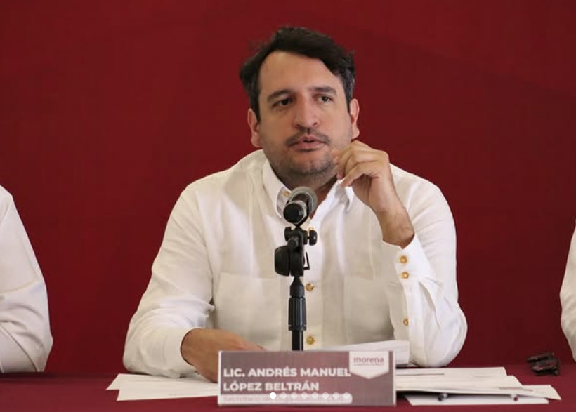 Andrés Manuel López Beltrán, secretario de Organización de Morena, hablando en una conferencia de prensa.