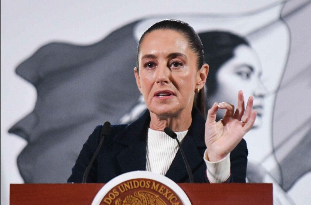 La presidenta de México, Claudia Sheinbaum, hablando en el podio durante una conferencia de prensa en la Mañanera.