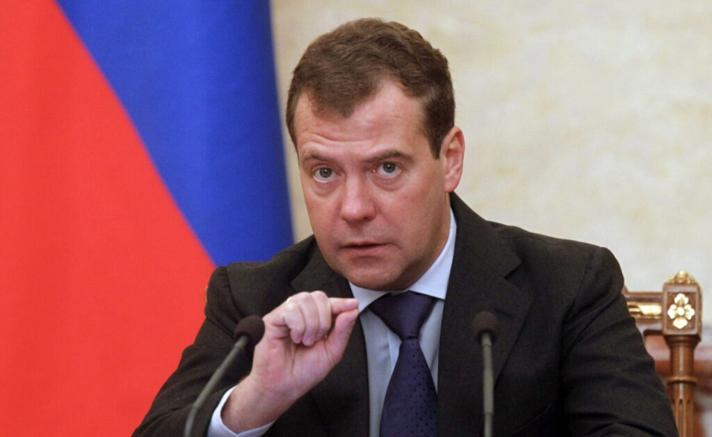 Dmitri Medvédev, vicepresidente del Consejo de Seguridad de Rusia, sentado en un podio con micrófonos durante una conferencia.