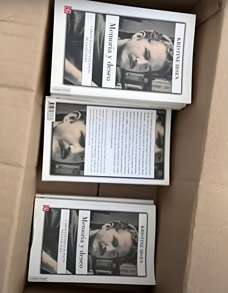 Caja con ejemplares del libro "Memoria y deseo" de Kristine Ibsen, parte de los libros abandonados por el FCE.