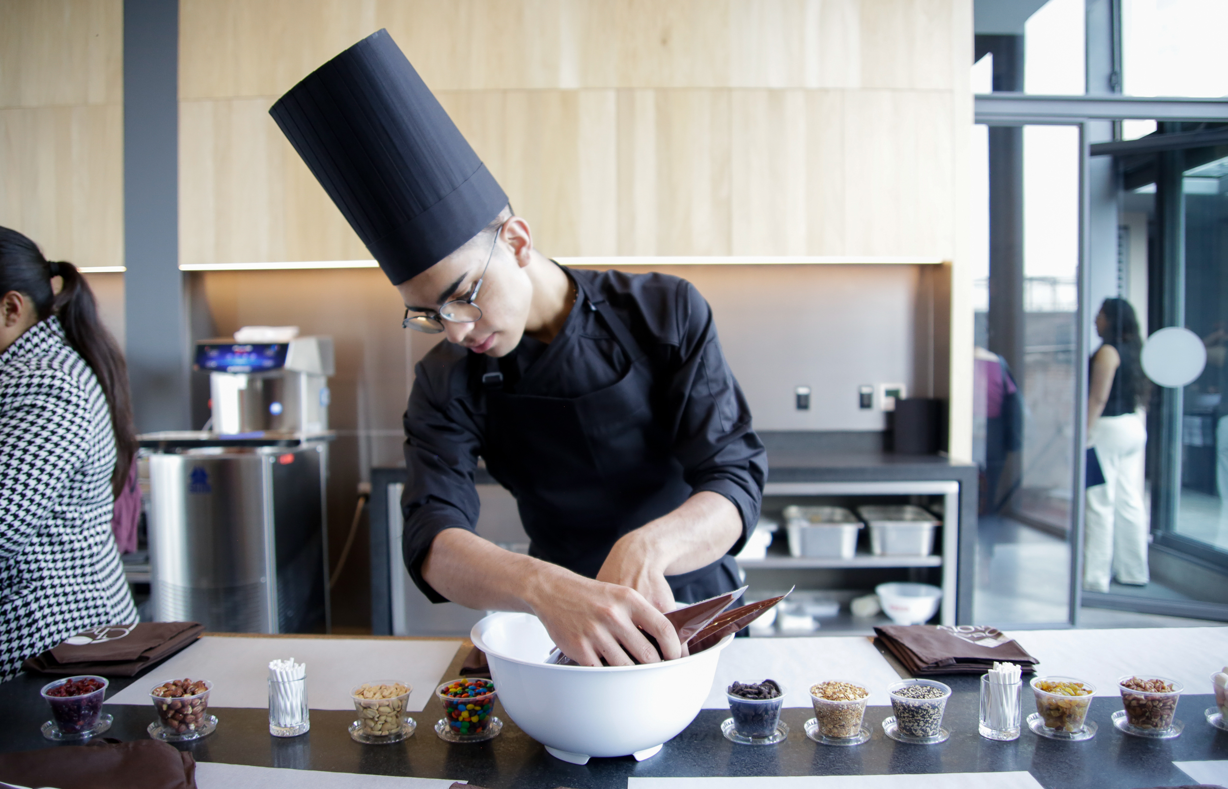 Joven chef en el taller de repostería del recién inaugurado Museo del Cacao y Chocolate (Choco-Story Zócalo), ubicado donde se encontraron restos del Huey Tzompantli.