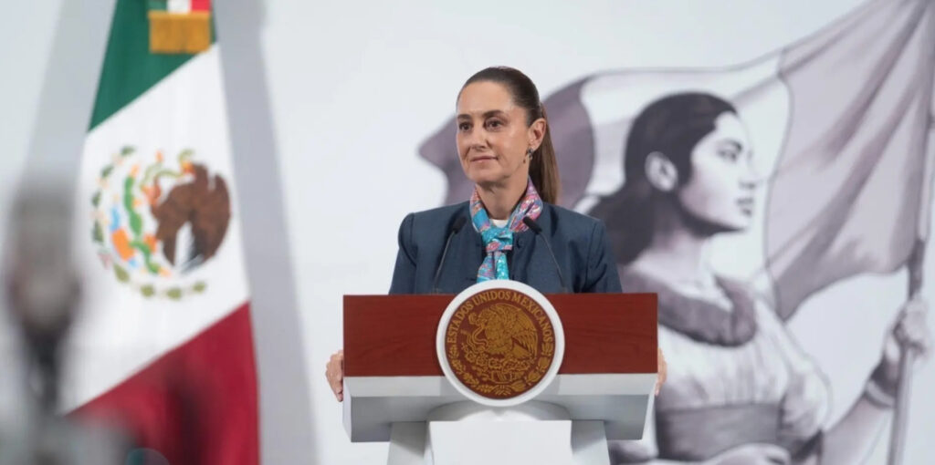 Claudia Sheinbaum, presidenta de México, hablando sobre los aranceles a productos de China durante una conferencia de prensa matutina.