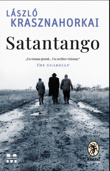 Portada del libro "Satantango" de László Krasznahorkai, mostrando a tres figuras caminando por un camino rural enlodado.