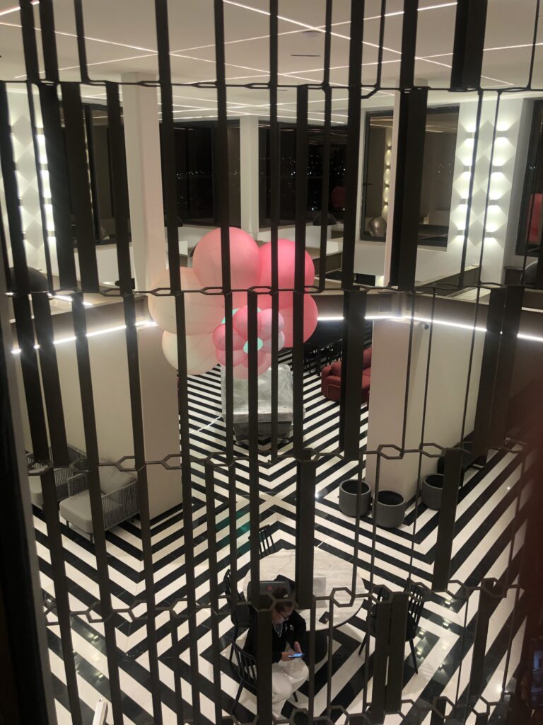 Escultura inflable en forma de rosa de la serie 'Electric Bloom x' de Laura Elena Garduño, parte de la curaduría de arte en las amenidades de Adamant Grand León.