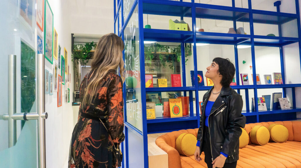 Invitados durante el recorrido guiado por las amenidades terminadas en Level Campestre León, como parte del evento 'Entre raíces y ciudad'.