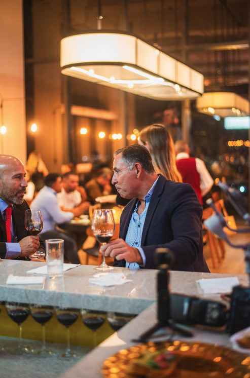 Invitados, inversionistas y empresarios disfrutando de una cata de vinos en el evento 'Entre raíces y ciudad' de Level Campestre León.