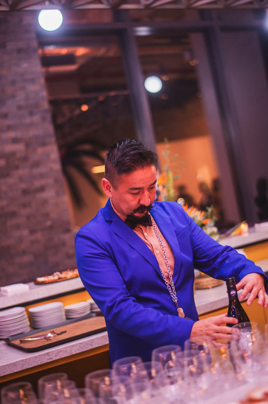 Sommelier abriendo una botella de vino durante la cata inspirada en ingredientes del Bajío, en el evento 'Entre raíces y ciudad' de Level Campestre León.