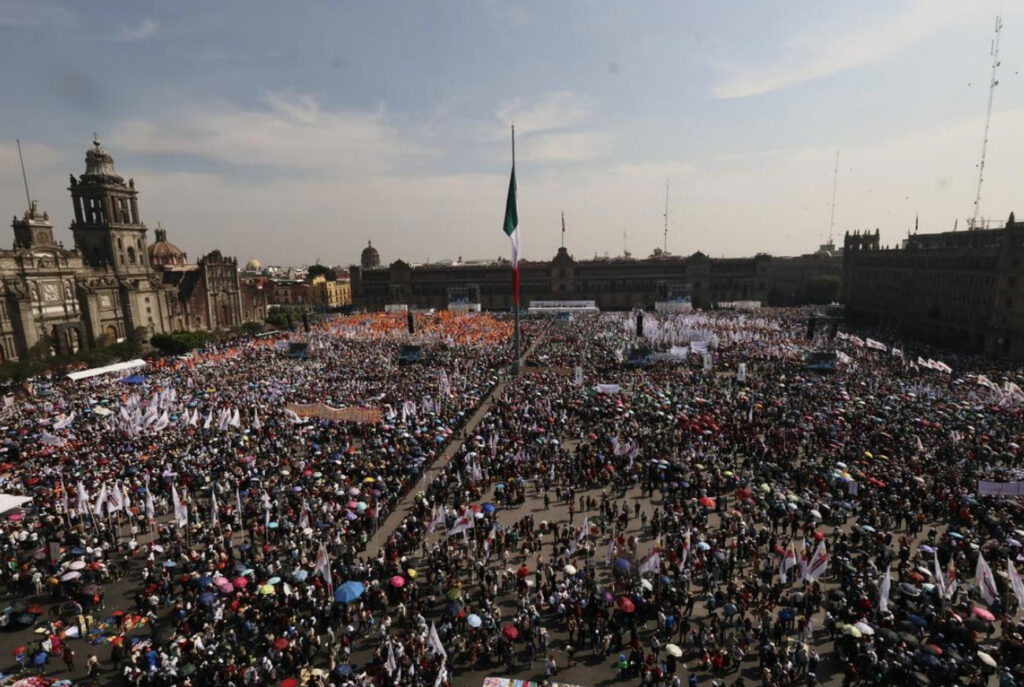 Toma panorámica del Zócalo de la Ciudad de México abarrotado de gente, reunida para escuchar a Claudia Sheinbaum en la celebración de los siete años de la 4T. Crédito: Yazmín Ortega Cortés.