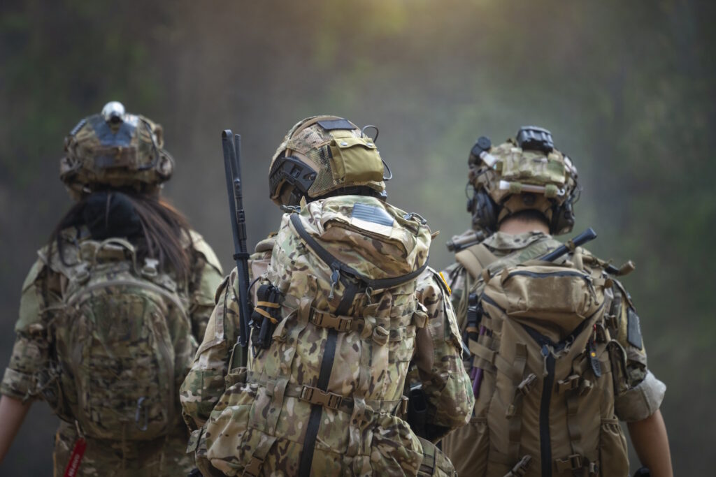 Soldados de la unidad de operaciones especiales Delta Force de Estados Unidos con equipo táctico completo y camuflaje.