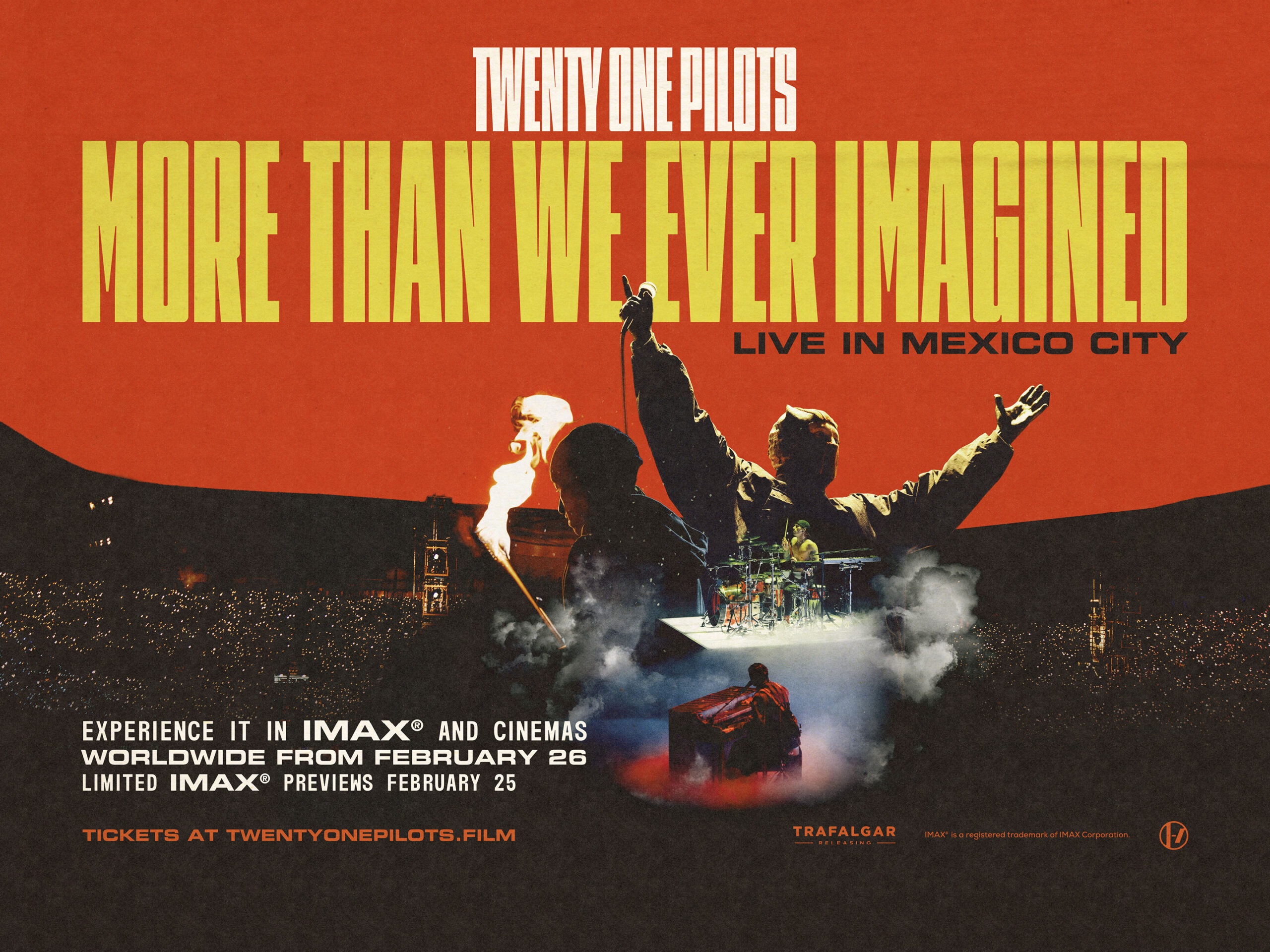 Póster oficial de la película concierto "Twenty One Pilots: Más de lo que jamás imaginamos", con imágenes de Tyler Joseph y Josh Dun en vivo en la Ciudad de México sobre un fondo naranja vibrante.