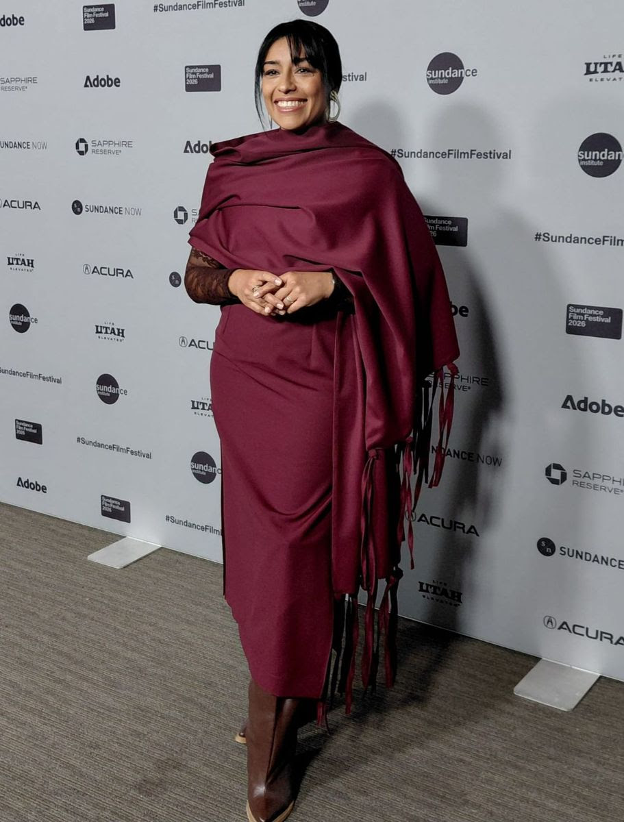 La actriz Adriana Paz sonríe en la alfombra roja de Sundance 2026 durante el estreno mundial de la película La Cazadora.