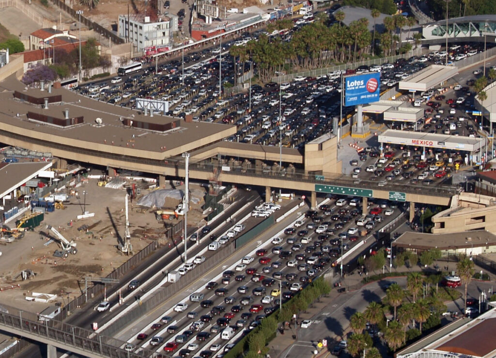 Fotografía aérea del puerto de entrada de San Ysidro con largas filas de vehículos esperando para cruzar de Tijuana, México, a Estados Unidos.