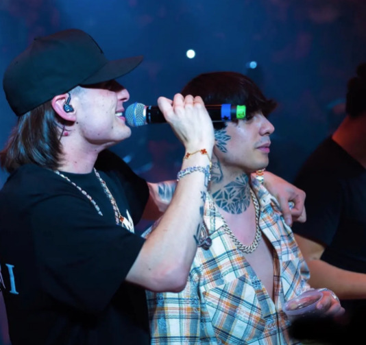 Peso Pluma y Natanael Cano cantando juntos en el Palenque de la ExpoGan Sonora 2023. La caída del Mencho reactivó el debate público sobre corridos tumbados y apología del delito en México.. Foto: Instagram.