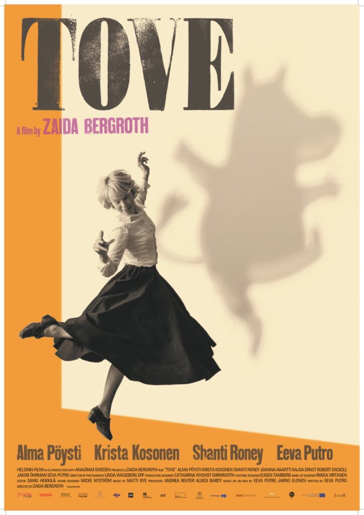 Póster vertical de la película 'Tove' (2021) mostrando a la actriz Alma Pöysti interpretando a Tove Jansson bailando dinámicamente con una camisa blanca y falda negra. El título 'TOVE' está en la parte superior. Detrás hay una gran sombra de un personaje Mumin sobre un fondo crema. Dirigida por Zaida Bergroth.