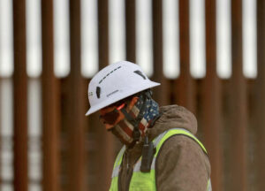 El nuevo ‘muro negro’ fronterizo de Trump se levanta con mano de obra mexicana