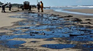 PEMEX admite derrame en el Golfo de México y abre dudas por posible encubrimiento