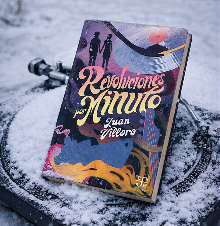 Portada del libro "Revoluciones por minuto" de Juan Villoro, editado por el FCE, mostrando una ilustración de una pareja y un tocadiscos sobre una superficie cubierta de nieve granulada.