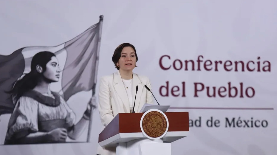 Marcela Figueroa, titular del SESNSP, hablando desde un podio con el escudo de México durante la Conferencia del Pueblo.