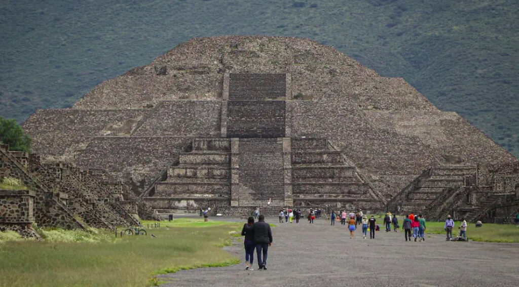Vista frontal de la Pirámide de la Luna en Teotihuacán con visitantes caminando por la Calzada de los Muertos el día del ataque armado en abril de 2026.