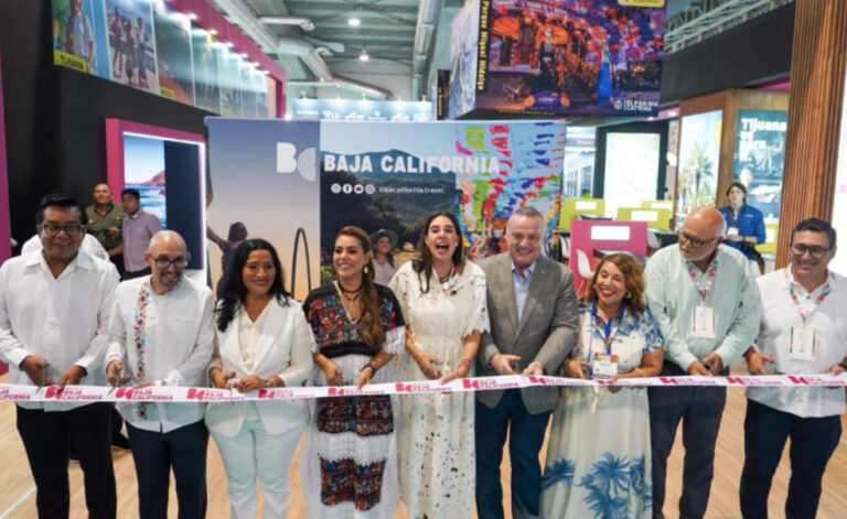 Autoridades y representantes del sector turístico cortan el listón inaugural del pabellón de Baja California durante el Tianguis Turístico en Acapulco.