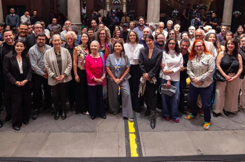 Clara Brugada Molina posando en una fotografía grupal junto a directores, actores y productores de cine en el patio del Antiguo Palacio del Ayuntamiento durante la presentación de Nahui.