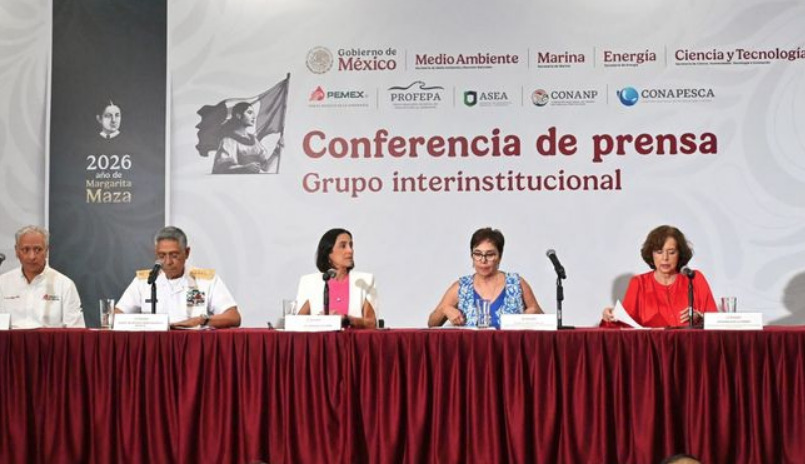 Representantes de SEMARNAT, Marina, SENER y SECIHTI en una conferencia de prensa conjunta del Grupo Interinstitucional sobre el derrame de hidrocarburo en el Golfo de México.