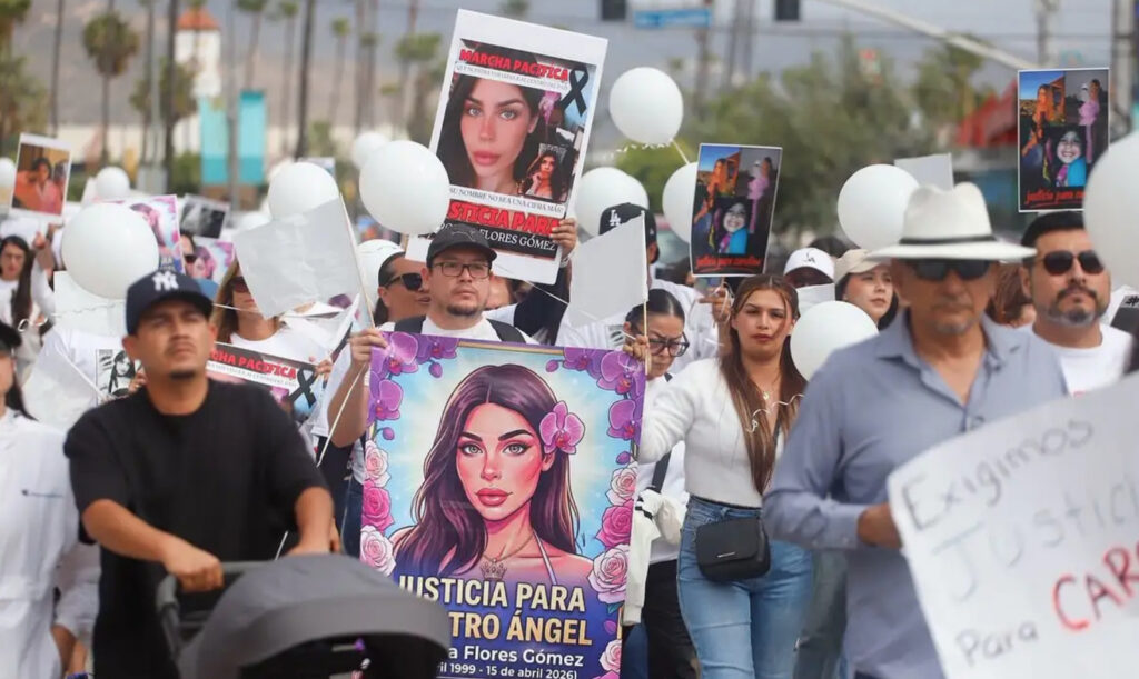 Manifestantes en Ensenada marchan con globos blancos y pancartas que muestran el rostro de Carolina Flores Gómez y la leyenda Justicia para nuestro ángel.