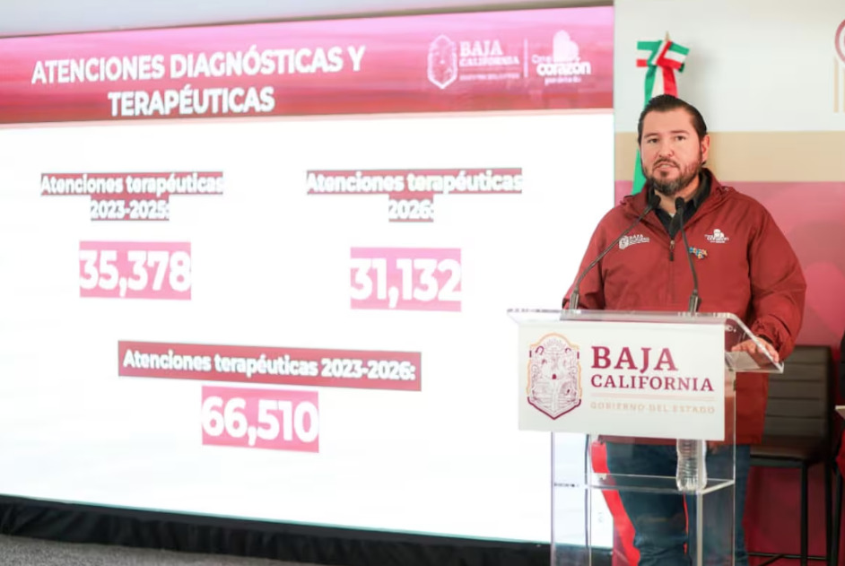 Netzahualcóyotl Jáuregui Santillán en un podio frente a una pantalla que muestra estadísticas de salud: 35,378 atenciones terapéuticas (2023-2025), 31,132 en 2026 y un total de 66,510.