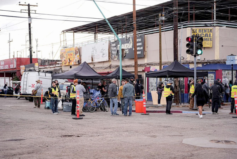 Set de filmación con carpas negras y equipo técnico en una intersección de calles en Mexicali durante la producción de Euphoria Temporada 3, abril 2026.