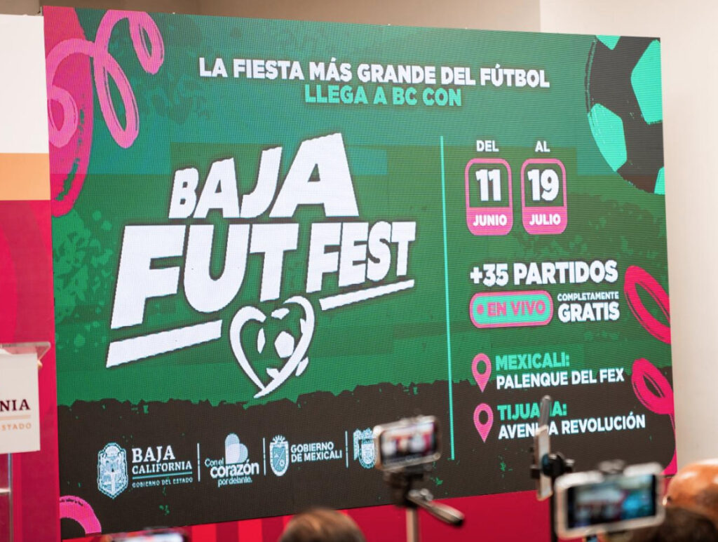 Gran pantalla digital con el gráfico del festival Baja Fut Fest que anuncia la transmisión gratuita de más de 35 partidos en vivo del 11 de junio al 19 de julio en el Palenque del Fex de Mexicali y en la Avenida Revolución de Tijuana.
