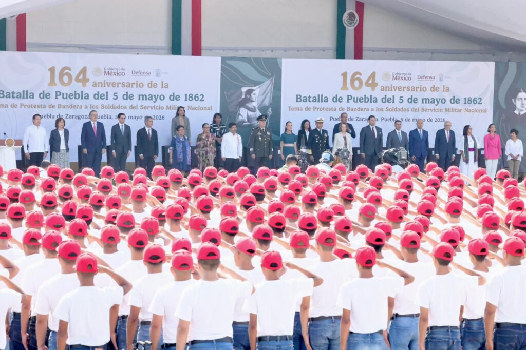 La presidenta Claudia Sheinbaum frente a una multitud de soldados del Servicio Militar Nacional durante la ceremonia del 164 aniversario de la Batalla de Puebla.