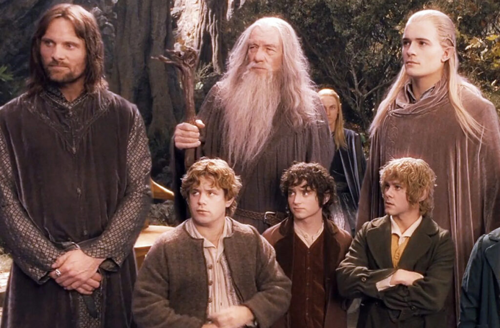 Fotograma de 'El Señor de los Anillos: La Comunidad del Anillo' que muestra a Aragorn, Gandalf el Gris, Legolas, Frodo, Sam y Merry durante el Concilio de Elrond.