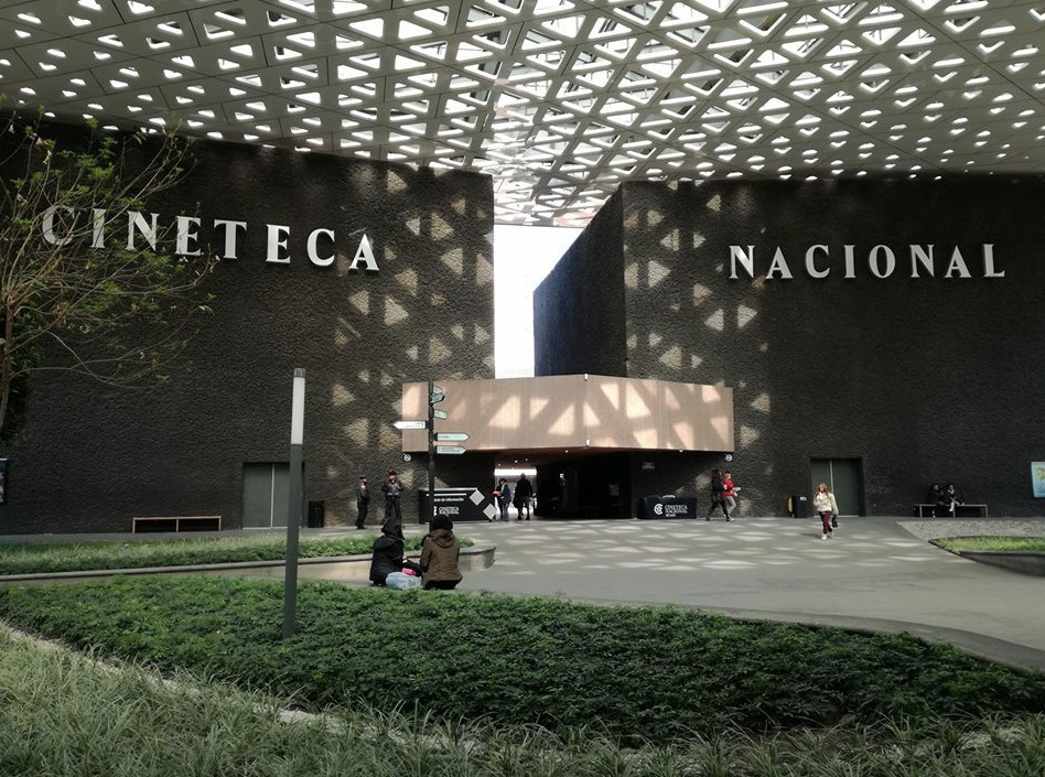 Fachada moderna de la Cineteca Nacional en la Ciudad de México, con sus icónicas estructuras de piedra negra y techo geométrico.