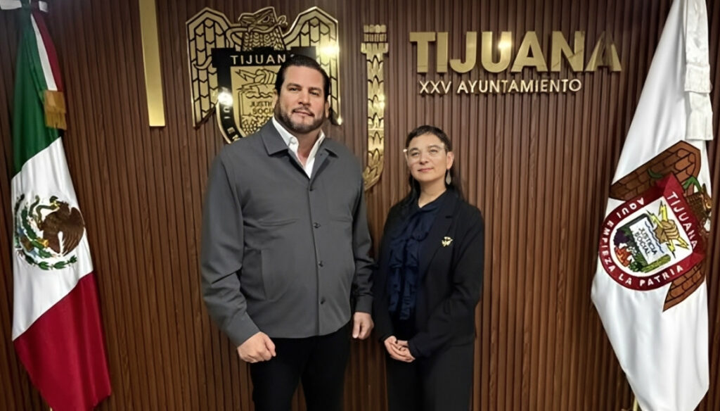 El alcalde Ismael Burgueño Ruiz junto a Yadira Esther Gutiérrez Ávila en las oficinas del XXV Ayuntamiento de Tijuana tras su nombramiento como titular de Cultura.