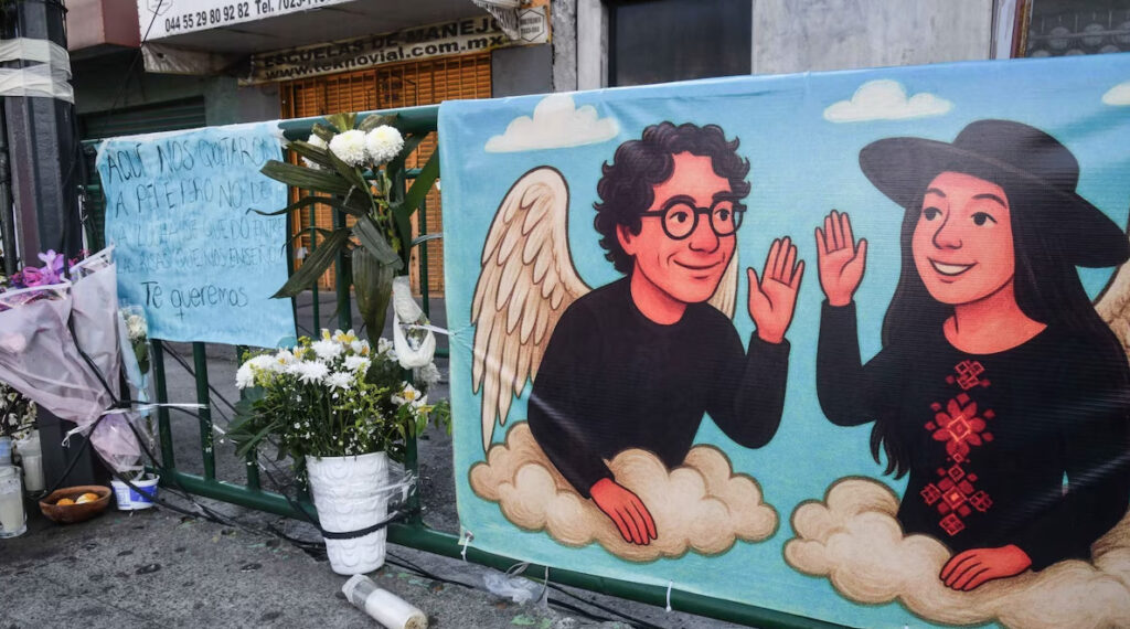 Una lona con una ilustración tipo caricatura de Ximena Guzmán y José Muñoz con alas de ángel sobre nubes, colocada en una ofrenda callejera con flores blancas y una pancarta de despedida.