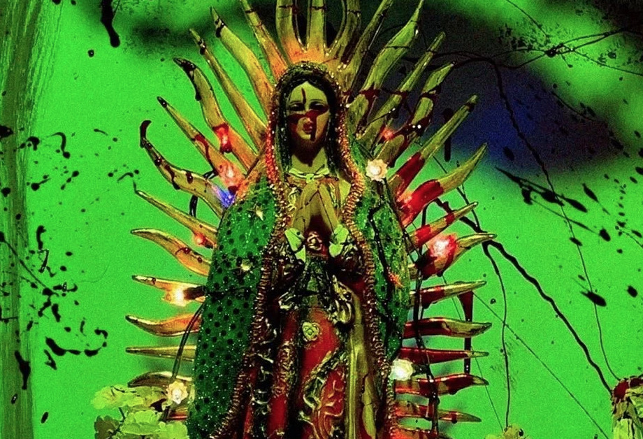 Altar místico con una figura de la Virgen de Guadalupe iluminada con luces de colores verdes y rojas, rodeada de figuras de animales y personajes con máscaras tradicionales en una atmósfera de terror folclórico.
