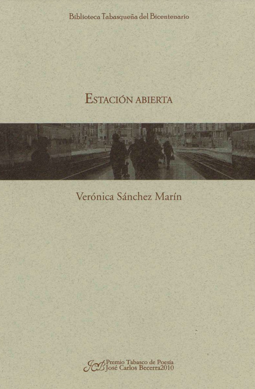 Vista completa de la portada del libro 'Estación abierta', con el título en la parte superior, una fotografía de una estación de tren en el centro, el nombre de la autora Verónica Sánchez Marín abajo y los sellos editoriales en los extremos.