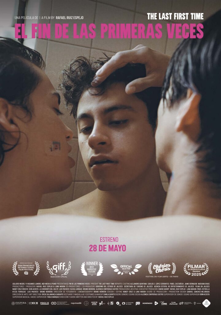 Póster oficial de la película El fin de las primeras veces (The Last First Time), dirigido por Rafael Ruiz Espejo. Muestra en primer plano el rostro de un joven rodeado de manos y personas que lo tocan con delicadeza en un baño con azulejos, incluyendo laureles de festivales en la parte inferior y la fecha de estreno 28 de mayo.