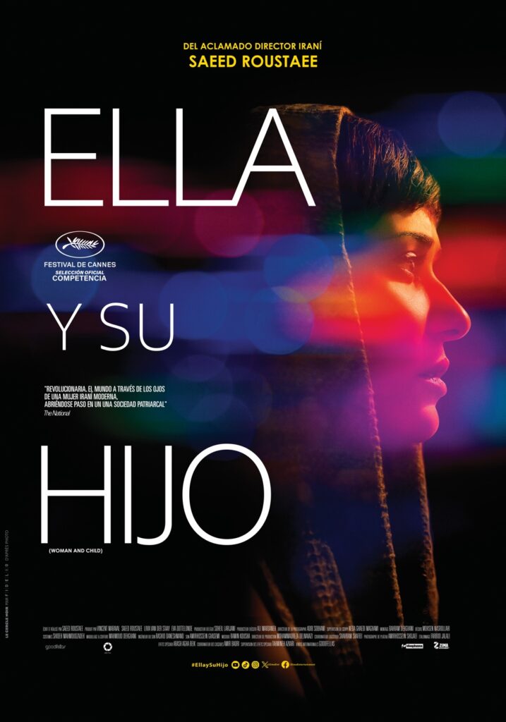 Póster vertical de la película 'Ella y su hijo'. Se observa el perfil de una mujer joven con hiyab, iluminada por luces de colores neón desenfocadas en tonos azules, rosas y amarillos. El título destaca en letras blancas grandes.