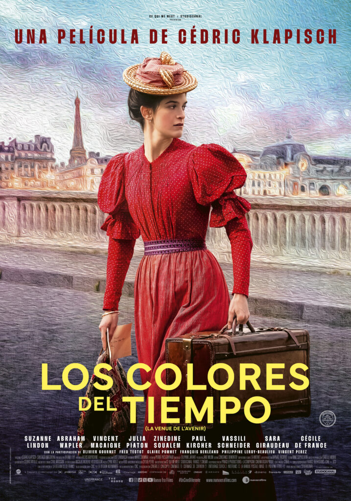 Póster promocional de la película Los Colores del Tiempo con una mujer vestida con un traje rojo de época y un sombrero de paja cargando una maleta antigua en un puente de París con la Torre Eiffel difuminada al fondo.