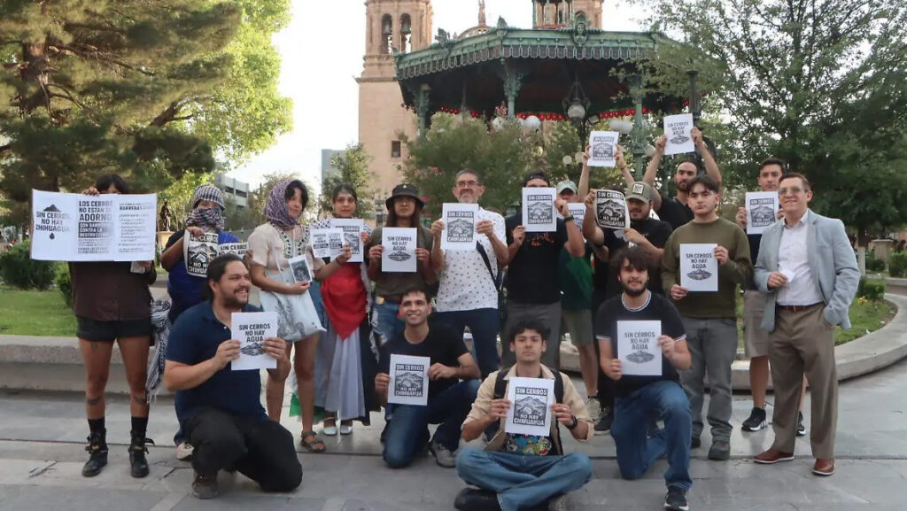 Integrantes del colectivo Salvemos los Cerros de pie durante una protesta pacífica al aire libre, sosteniendo mantas y pancartas en defensa del medio ambiente y el territorio en Chihuahua.