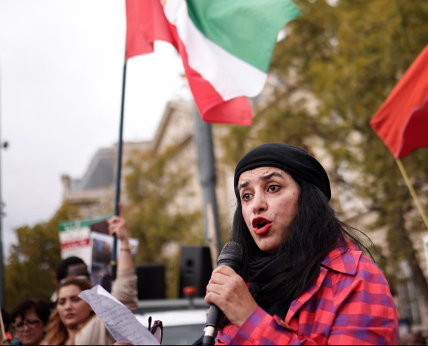 Fotografía de prensa de la escritora y cineasta Marjane Satrapi participando activamente en una marcha y manifestación pública en París en apoyo a las mujeres de Irán.